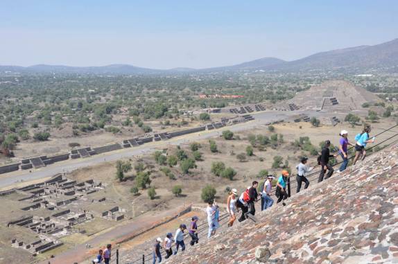 A Ana e uma longa fila de pessoas sobe a Pirâmide do Sol em Teotihuacán, ao norte da Cidade do México